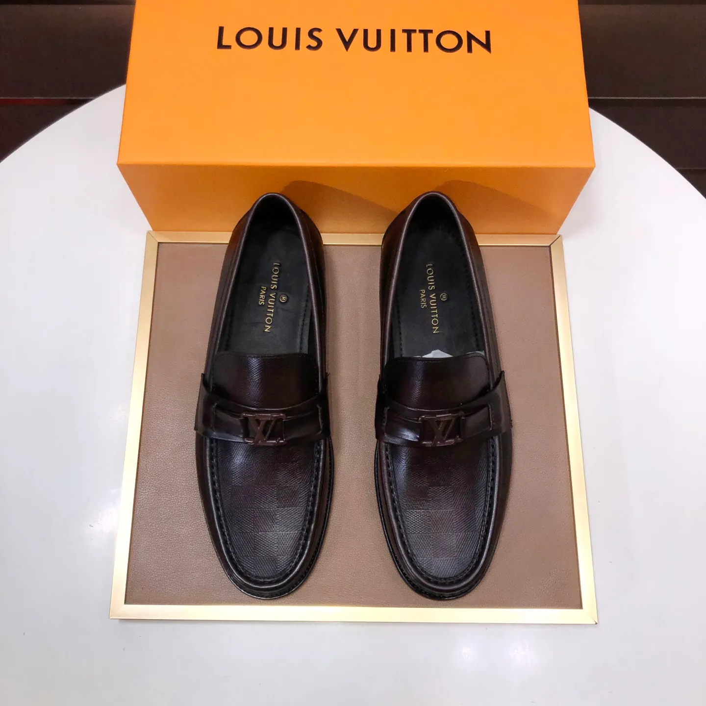 Men's men's shoes💰540💰[LV] (original single cowhide lining)🍀LV's latest genuine leather business suit shoes are available on the official website at the same time. The first-layer cowhide imported from Italy is made of heavy gold, and the official website has a 1:1 rubber outsole. Versatile to wear, high-end without losing class, and the color combination is extraordinary. This four-season style is alluring when worn on your feet, showing off your big-name flair. Standard code 38-45 (45 customized)